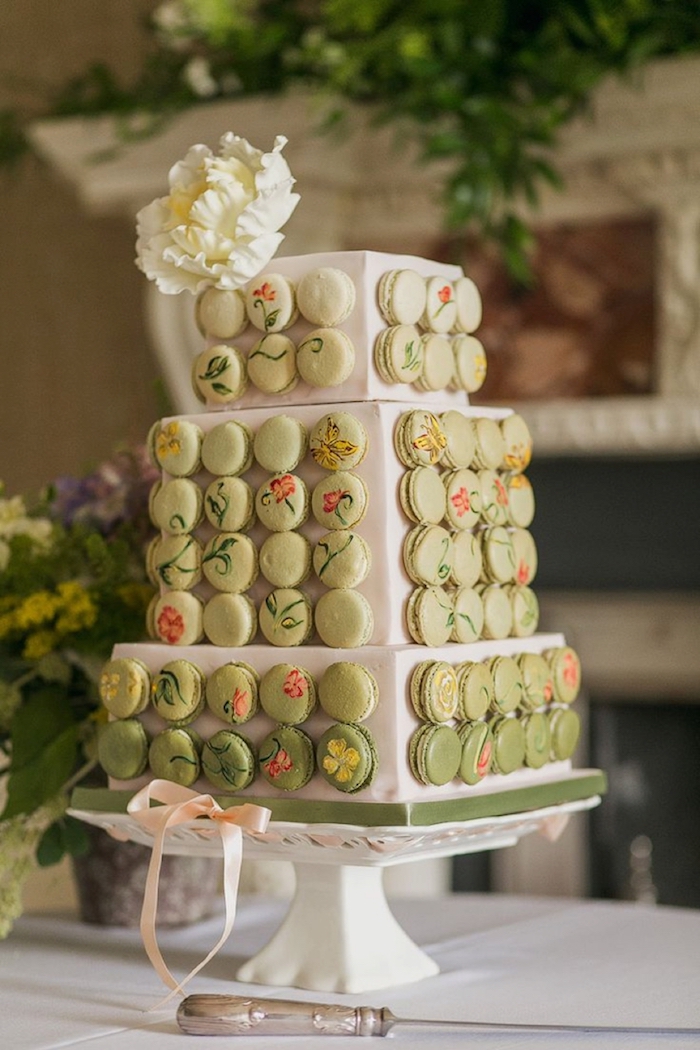 Gateau wedding cake avec macarons verts sur les cotes, mariage gateau original, gateau de mariage de luxe