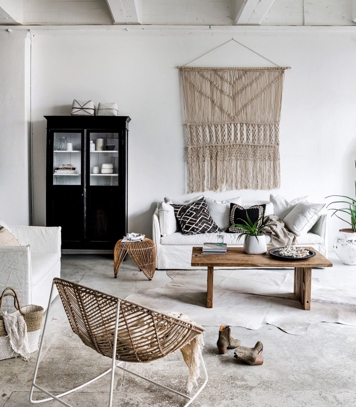 exemple design intérieur en style bohème et minimaliste avec meubles de bois et blanc, modèle de macramé suspension murale DIY