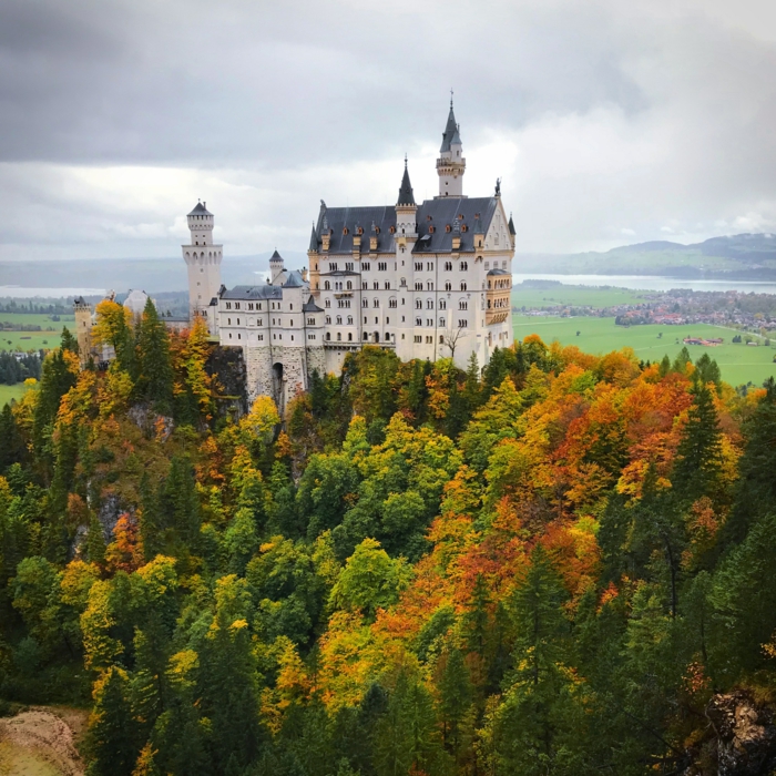 château blanc, forêt bigarrée, ciel d'automne, jolie paysage panoramique