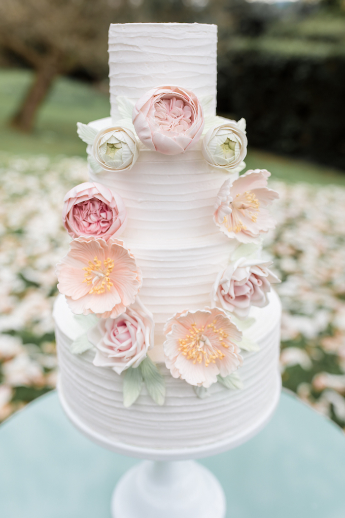 Image de gateau wedding cake avec couronne de fleurs à pate a sucre, mariage sujet, gateau mariage simple les mariés