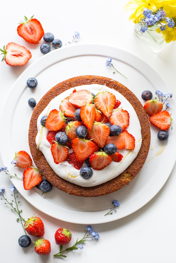 Recette gateau leger et moelleux, idée comment faire un dessert diététique goûteux avec crème de yaourt et fraises et myrtilles 
