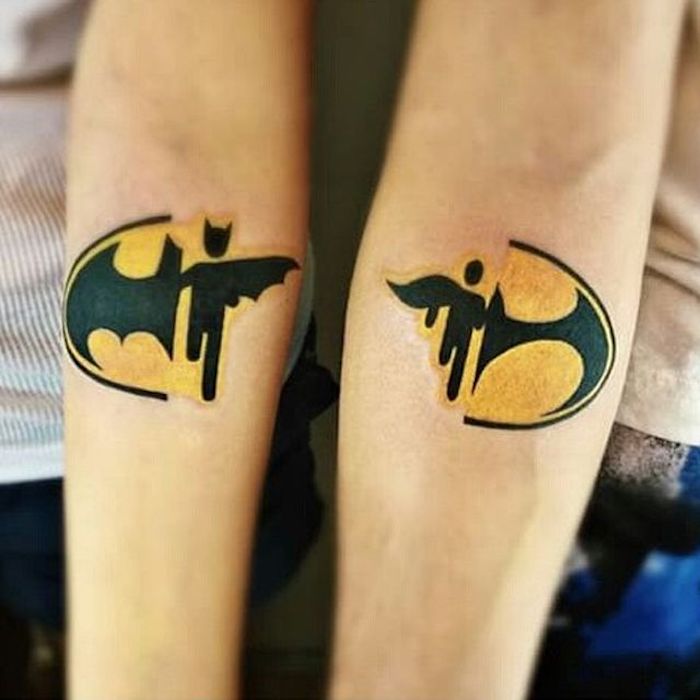 Batman tatouage infini qui se complete avec la main de l'autre, tatouage complémentaire batman et batgirl, tatouage amour et fidelite 