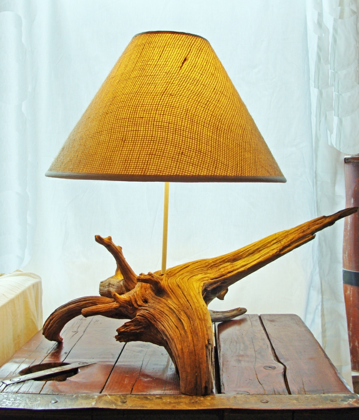 Lampe artisanale petit modèle en bois flotté ambiance chaleureuse style