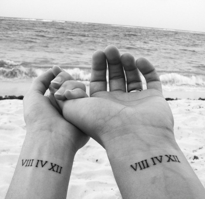 tatouage de couple la date de mariage, tatouage symbolique, tatouage amour et fidelite image sur la plage