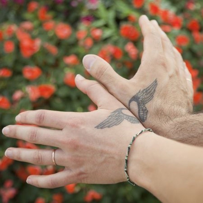 tatouage symbole d'amour qui se complète, tatouage couple discret sur le poignet, tendances chez les tatouages