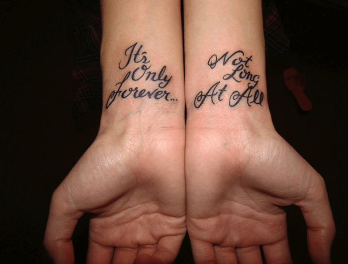 Idée de beau tatouage en commun, tatouage couple discret sur le poignet, idée pour le tatouages cool