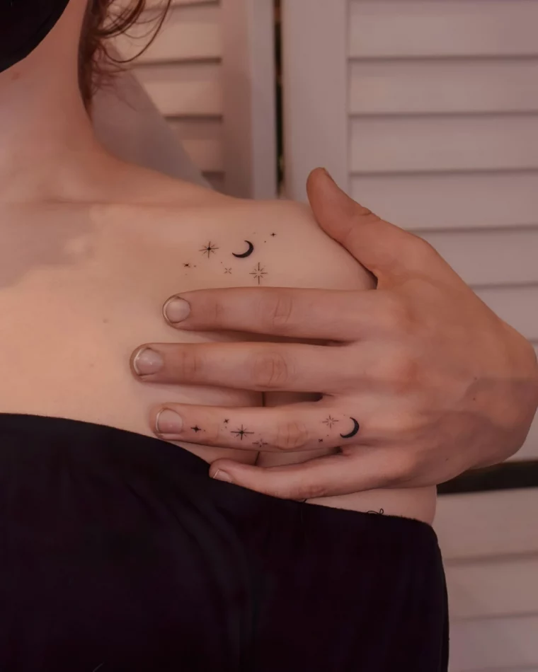 mains tatouage doigt minimaliste symboles lune etoiles constellation