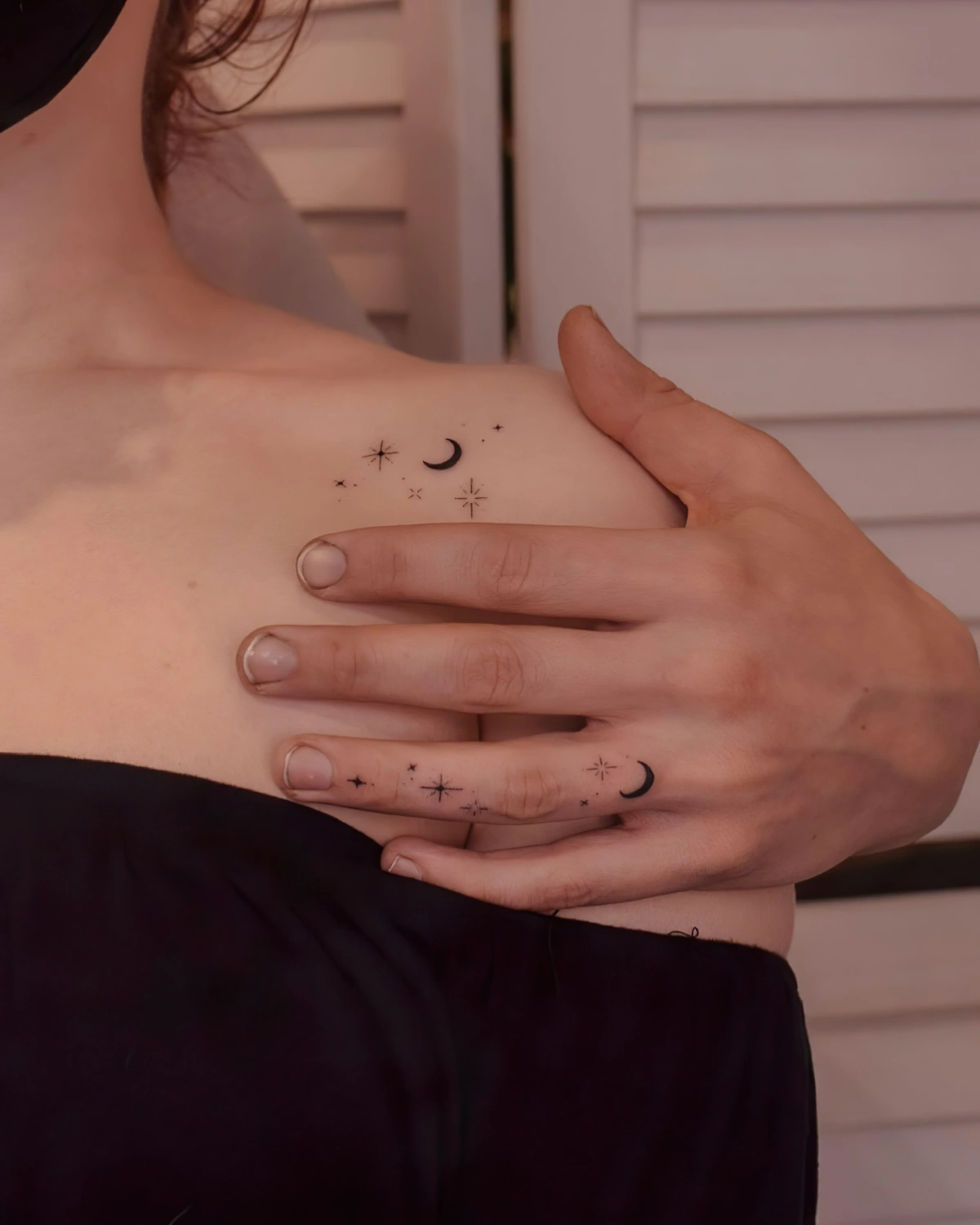 mains tatouage doigt minimaliste symboles lune etoiles constellation