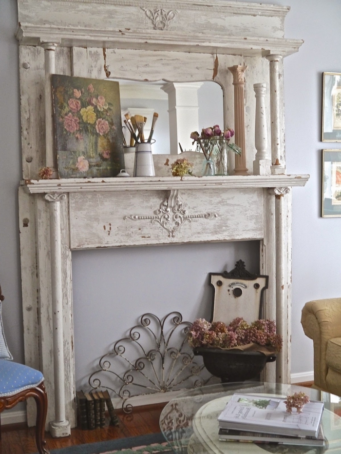 cheminée décorative fabriquée à partir de vieux meubles, déco avec simples objets, peinture et fleurs