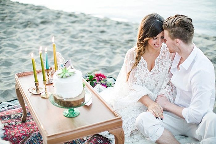 Mariage sur la plage avec très peu d'invites, beau gateau simple en crème blanche décoré de fleur vert, image de gateau chef d'oeuvre, art figurines pate a sucre