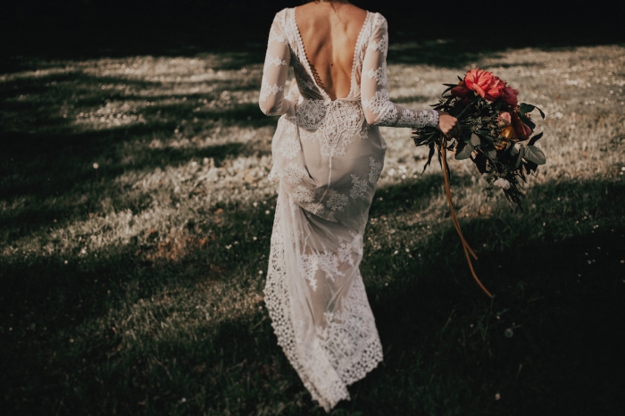 robe de mariée bohème en dentelle, à manches longues transparentes et à dos décolleté à bord ornementé