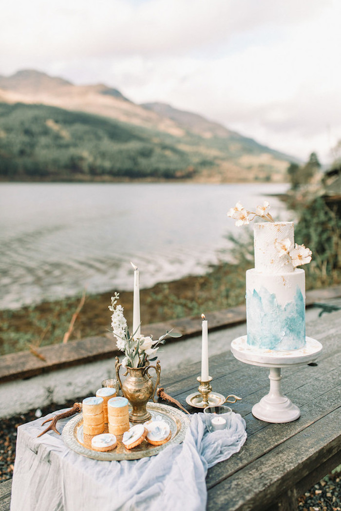 Gateau au chocolat mariage en pâte à sucre blanc peinte en bleu à la base, gateau wedding cake, idée gateau de mariage original fruits et fleurs