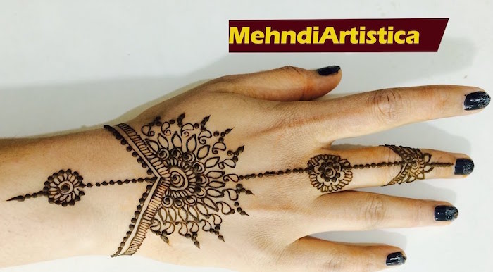 dessin henné main sur poignet en ligne de l'avant bras au bout du doigt par mehndi