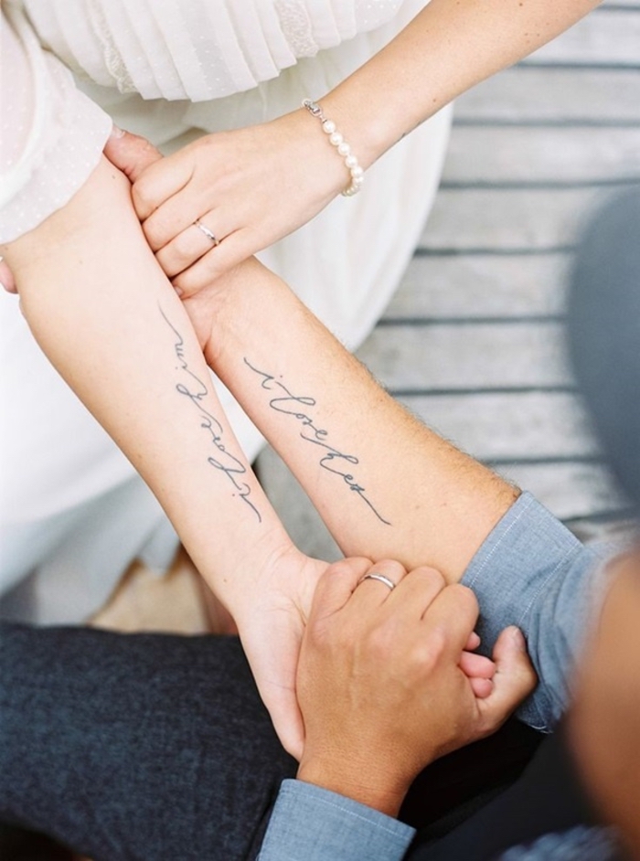 Mot d'amour tatouage en beau font, tatouage couple discret, cool homme et cool femme en son jour de mariage