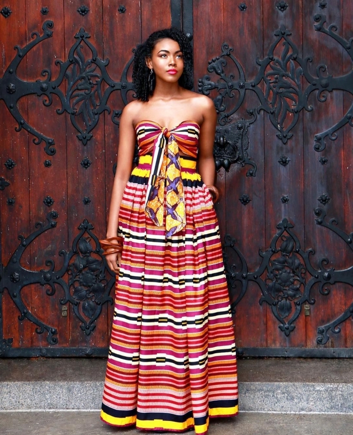  robe d'été longue à bustier coeur avec noeud de style créole, à motifs rayures, vetement africain femme pour un style d'été qui associe confort et authenticité