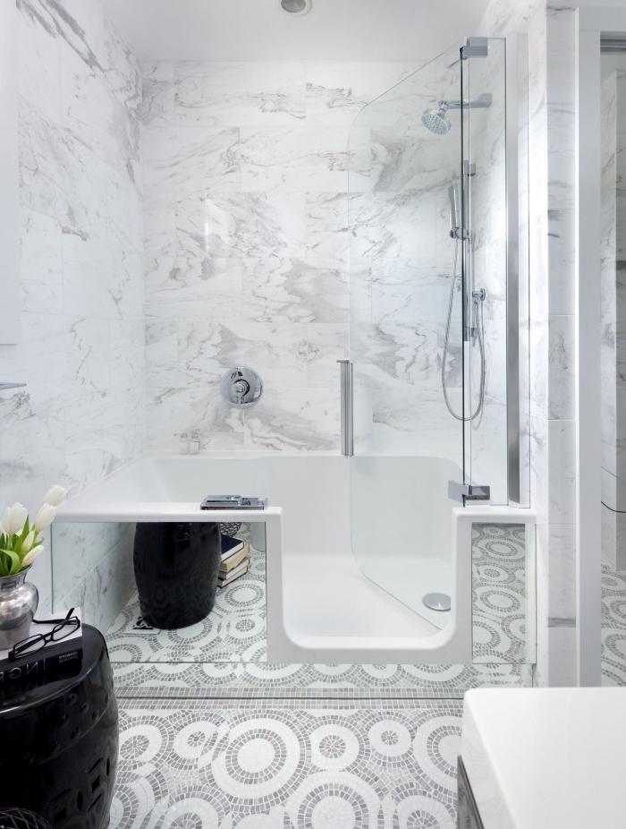 idée comment intégrer une baignoire douche dans petite salle de bain claire, modèle pièce blanche avec carrelage design mosaïque et marbre