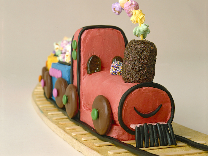 Magnifique idée gâteau d anniversaire rigolo, image gateau anniversaire magnifique train de bonbons et genoise