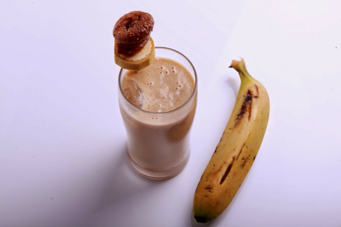 milkshake chocolat banane avec décoration sucrerie et tranche de banane, verre milkshake apétissant