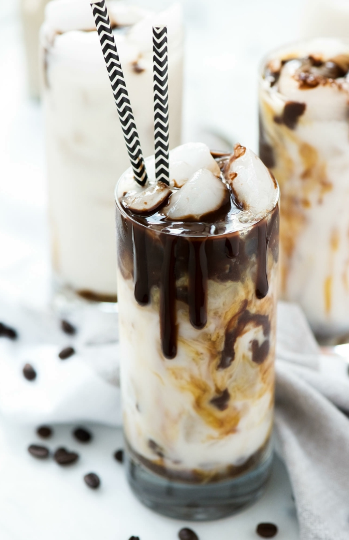 milkshake chocolat avec glaçons et chocolat liquide comme topping, deux pailles à motif géométrique