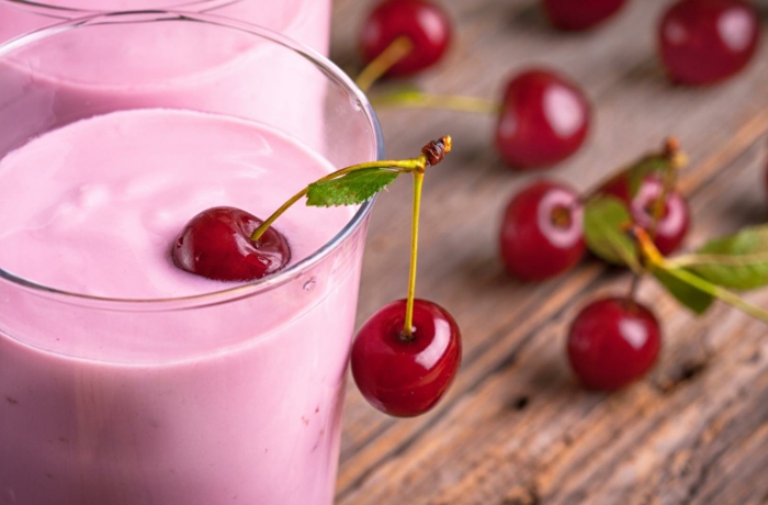 milkshake aux cerises, boisson froid couleur rose sucré, boisson à base de lait et de fruit