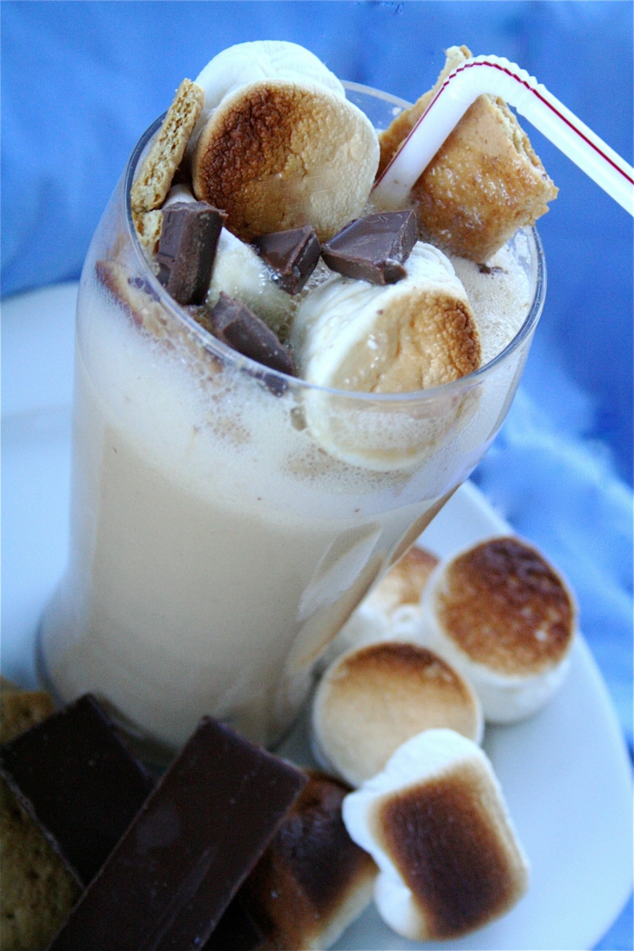 milkshake décoré de guimauves grillées à boire avec une paille blanche, recette de milkshake
