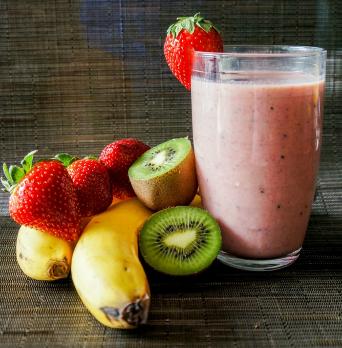 milkshake kiwi banane et fraise, jolie boisson enrichie de protéines et de vitamines