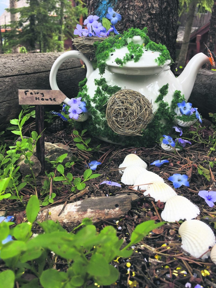 déco de jardin originale avec un objet détourné, une théière vintage détournée en mini-jardin de fée