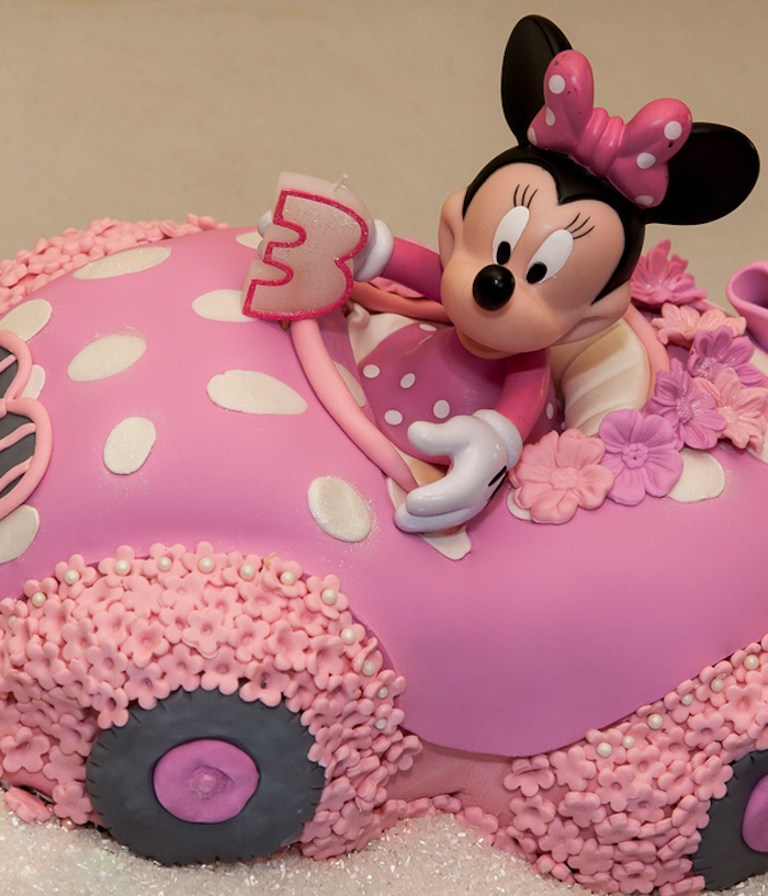 Mimi mouse dans sa voiture rose gâteau original, gateau anniversaire enfant, image gateau anniversaire, image de gateau