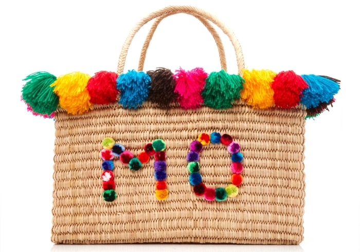 exemple comment décorer un sac à main en paille avec pompons colorés, déco de tote bag avec lettres en mini pompons