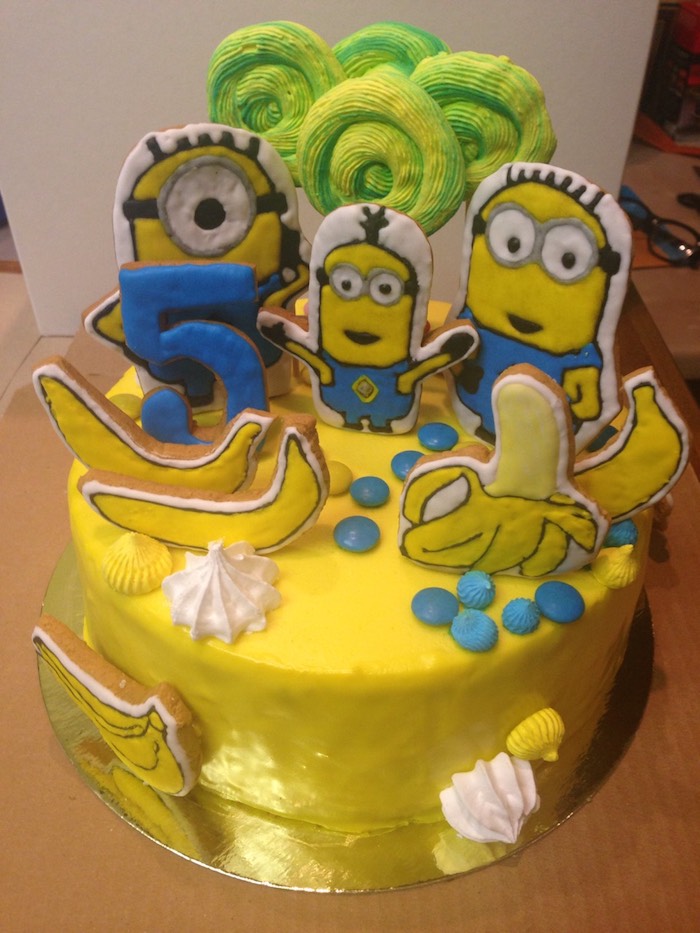 Les minions biscuits décoratives sur gâteau jaune rond, gateau d'anniversaire garçon image gateau anniversaire idee rigolo