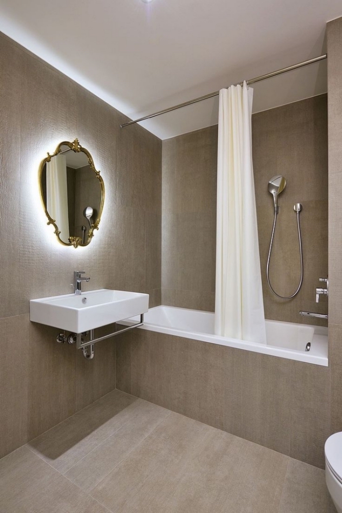 modèle de design intérieur stylé avec revêtement murs et sol en couleur marron et équipement en blanc, modèle de baignoire douche