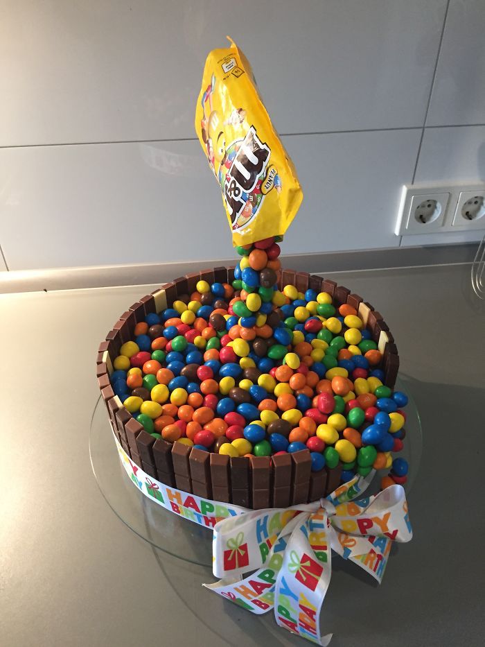 Gravity cake, gateau enfant intéressant, gateau d'anniversaire personnalisé pour s'amuser, MnM bonbons flottants 