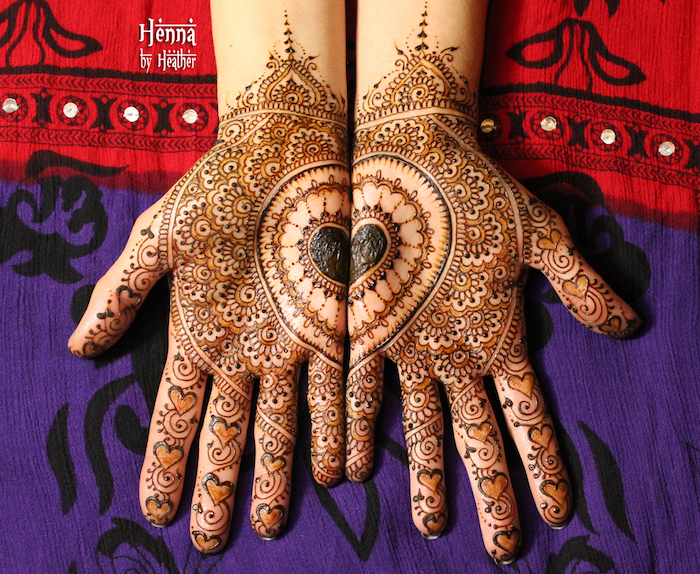 dessous de mains entièrement décorés au henné avec motifs détaillés