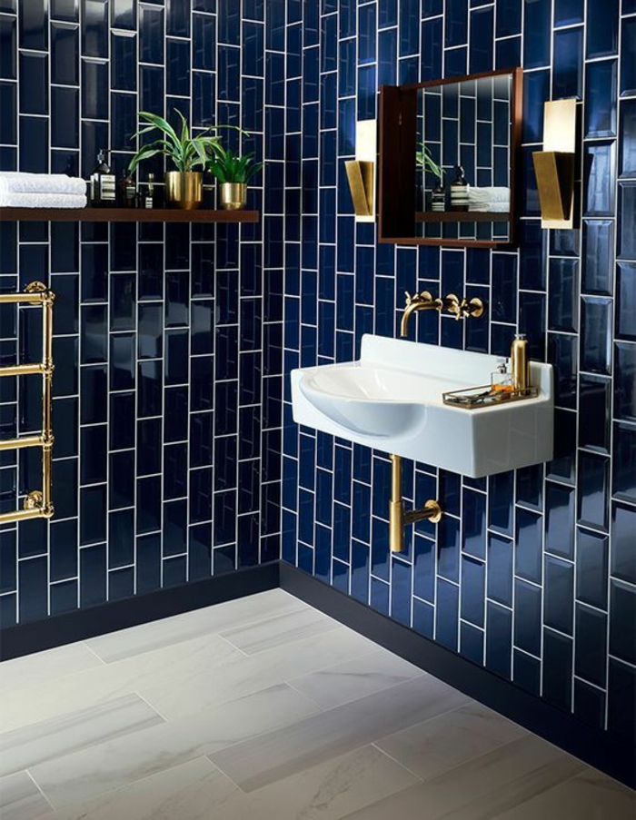 déco salle de bain zen, salle de bain 5m2, carrelage bleu marine aux motifs briques, ambiance stylée, lavabo blanc rectangulaire, miroir u cadre doré