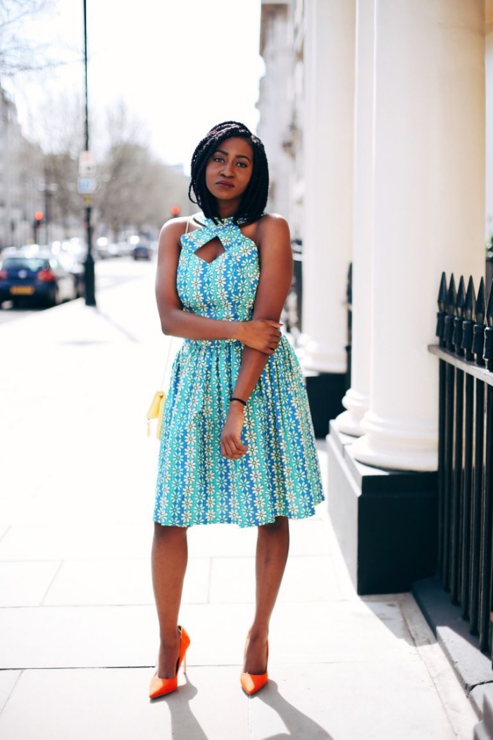 jolie robe turquoise vetement africain femme chic, robe en wax moderne longueur genou avec une petite découpe sur le bustier