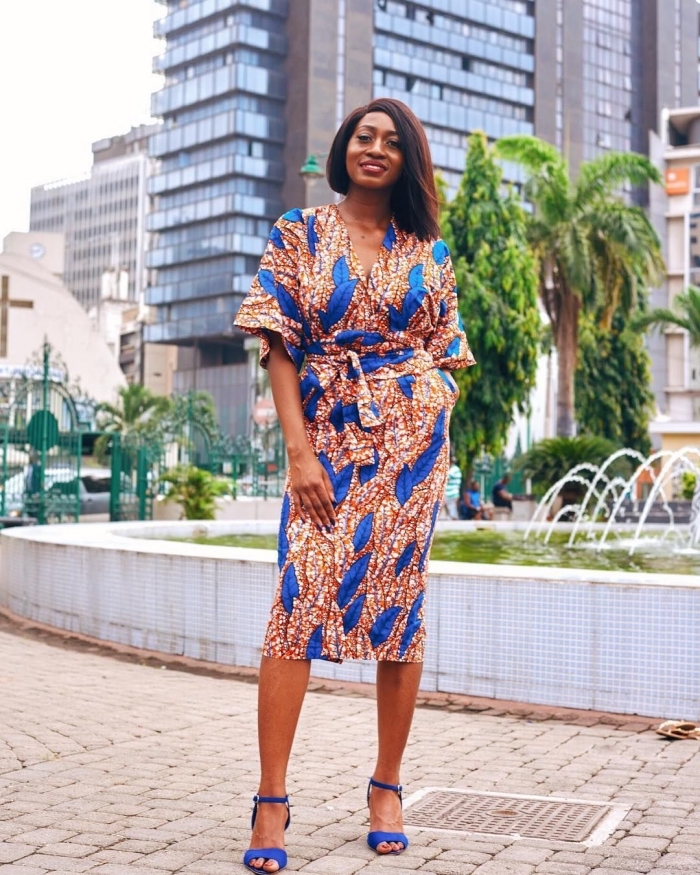pagne africain moderne, modèle de robe midi portefeuille en tissu wax orange et bleu