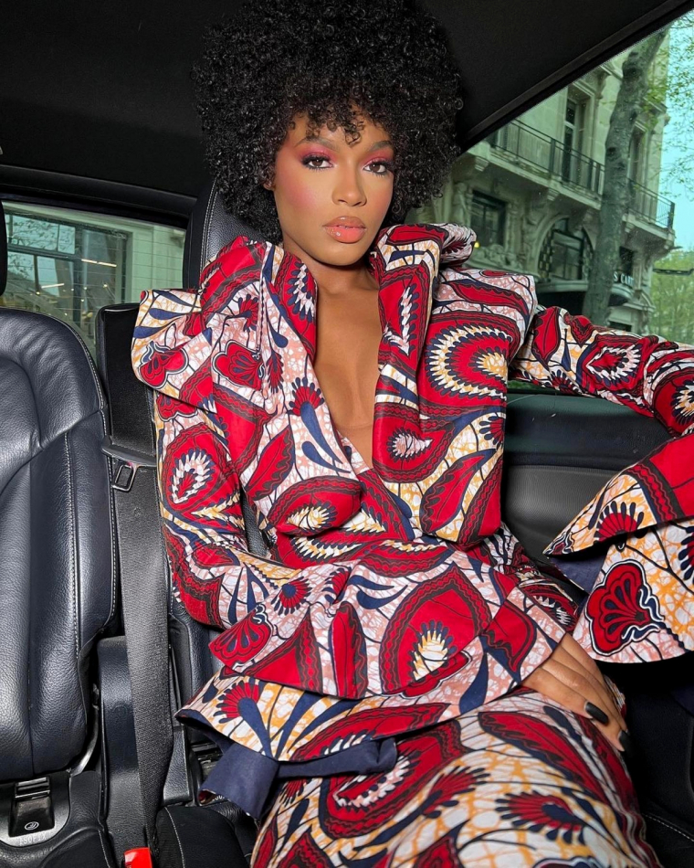 modele de robe wax haute couture rouge femme dans une voiture