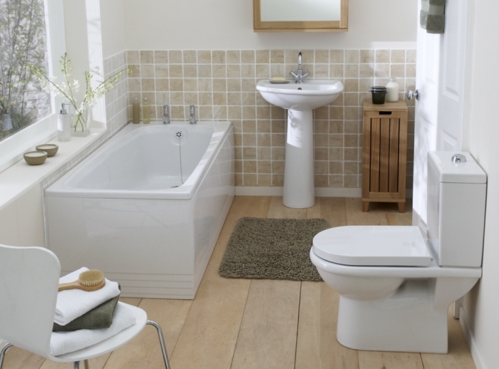 idée amenagement petite salle de bain 4m2 aux murs blancs avec pan de mur en carrelage beige et plancher imitation bois clair