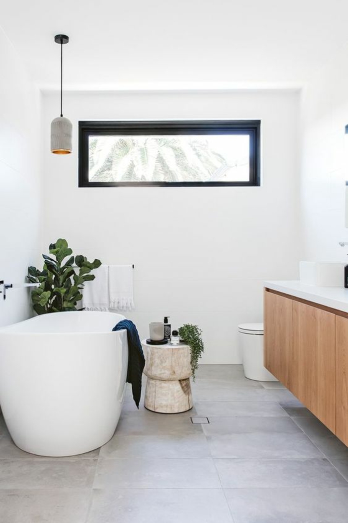 salle de bain 4m2, salle de bain blanche, idee salle de bain, modele de salle de bain, fenêtre rectangulaire, espace lumineux, luminaire suspendu, dalles de carrelage en gris pastel