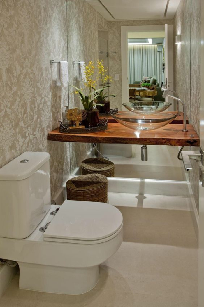 salle de bain 5m2, petite salle de bain avec baignoire, meuble wc blanc, sol recouvert de dalles carrelage couleur ivoire, meuble lavabo plan surface en bois marron, lavabo rond en verre transparent 