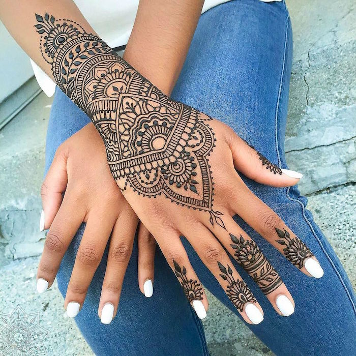 grand tatoo henne sur le poignet type mandala dentelle et fleurs sur les doigts