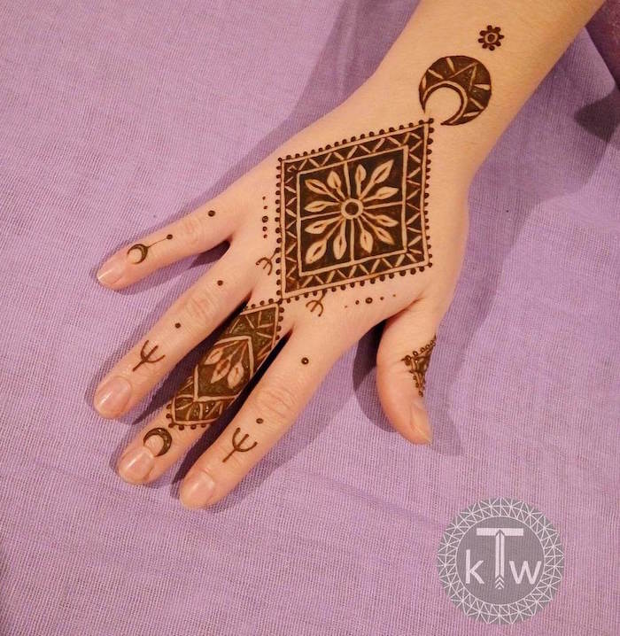 modele de dessin au henné sur la main avec croissant et losange