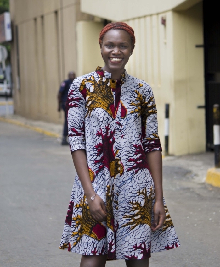 look casual en robe chemisier longueur genou à manche trois-quart à motifs africains originaux, modele pagne traditionnel 