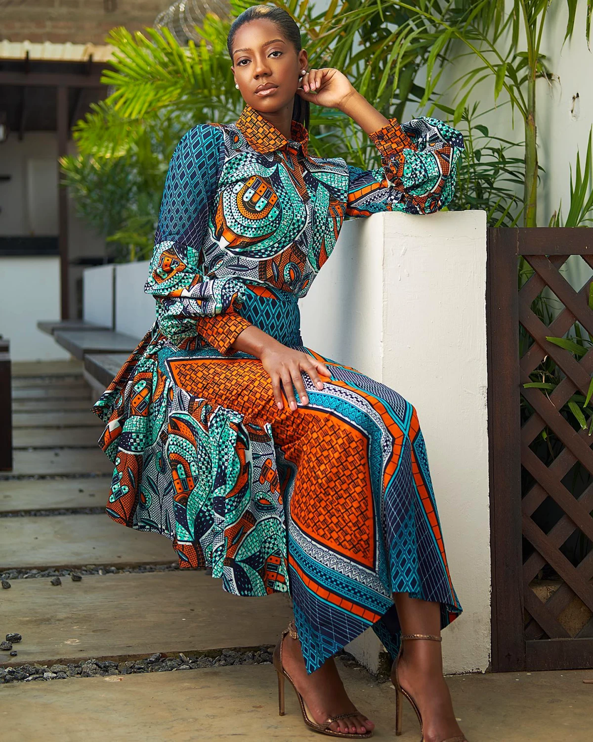 modele robe en pagne africain wax couleur bleu et rouge