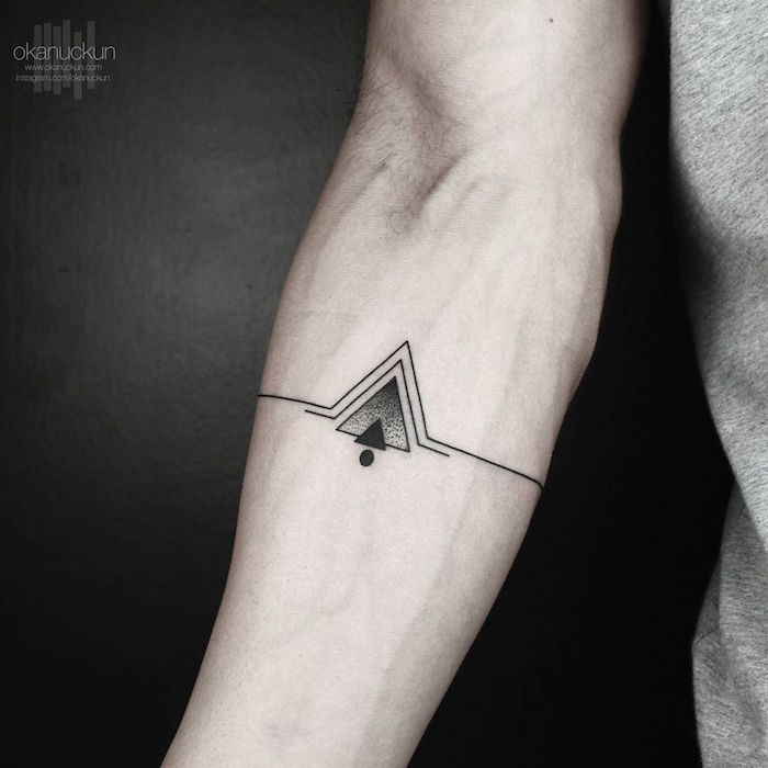 photo de tatouage homme avant bras discret triangle et formes géométrique en ligne