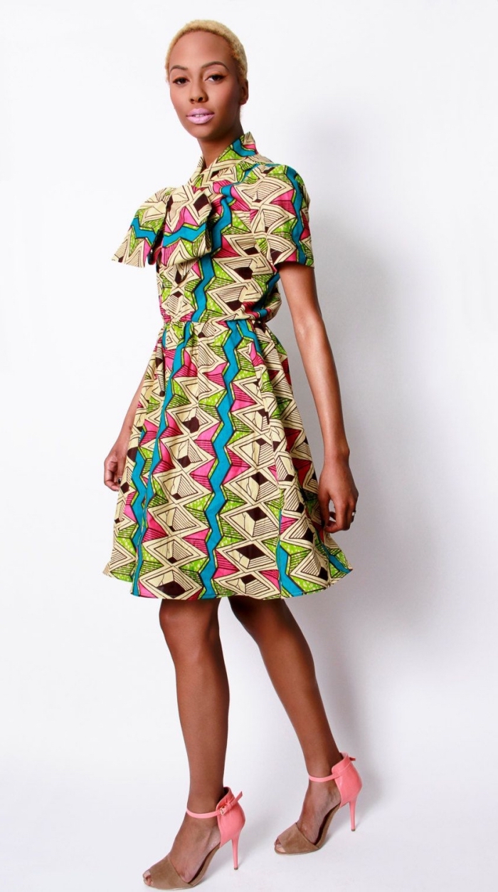 comment associer les imprimés africains colorés avec les couleurs des accessoires, robe patineuse géométrique portée avec des escarpins en même couleurs