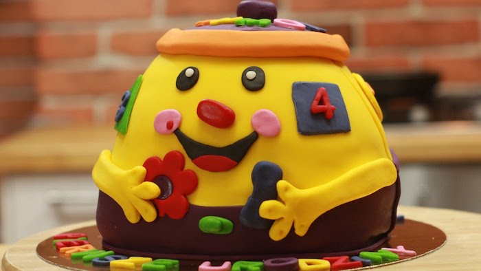 Pikachu simili trop ronde pour faire le bon gâteau de pâte à sucre, gateau pate a sucre fille, gateau d anniversaire personnalisé avec humeur
