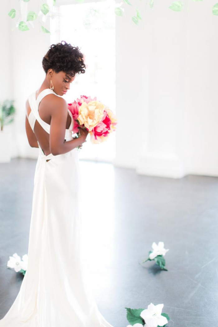 modèle de robe de mariée fourreau qui mise sur un joli dos semi-nu à bretelles larges croisées