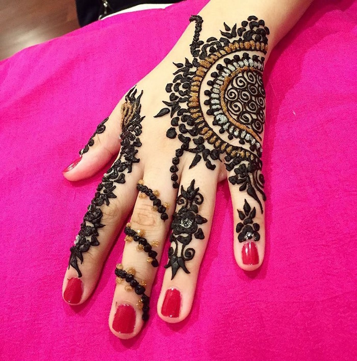 main tatouée au henné noir et doré avec dessins et motifs façon bijoux