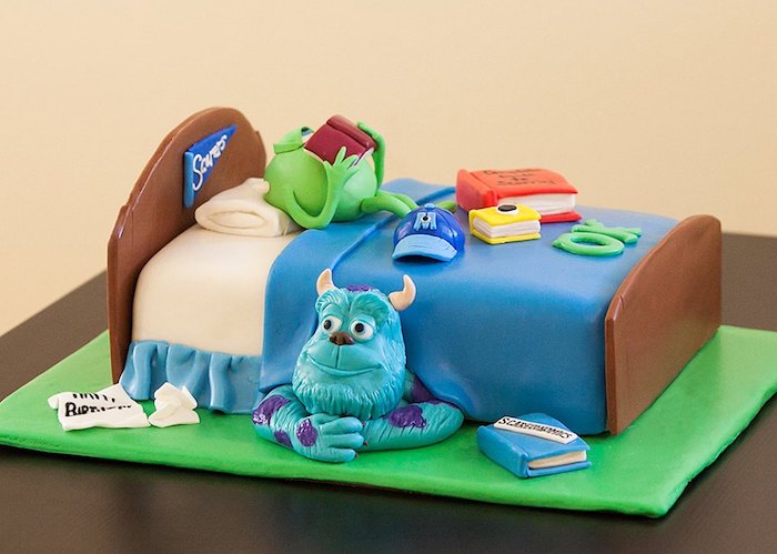 Chouette réalisation de gâteau d anniversaire en pâte à sucre avec les héros de Monstres et co, idée pour un gateau anniversaire rigolo